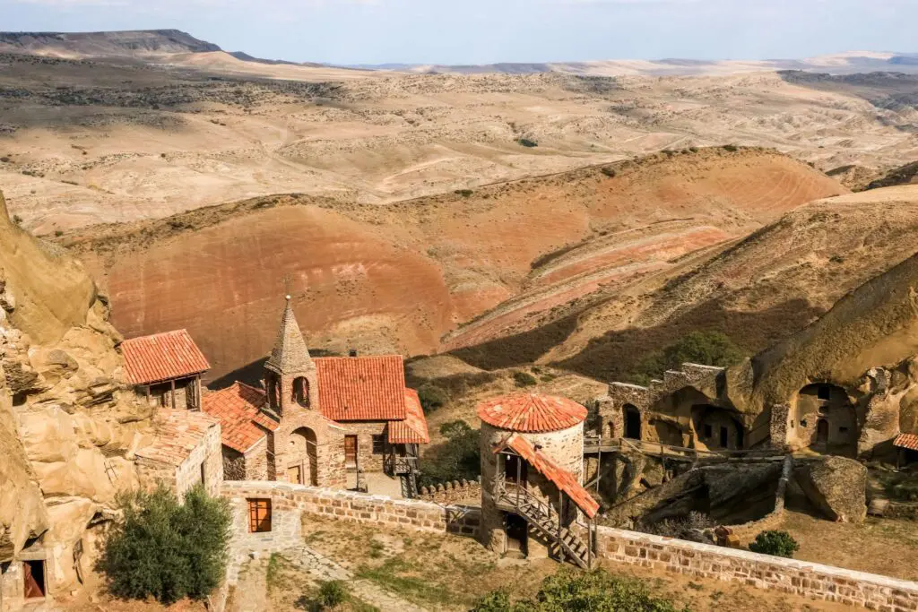 montagnes ocres avec un monastère