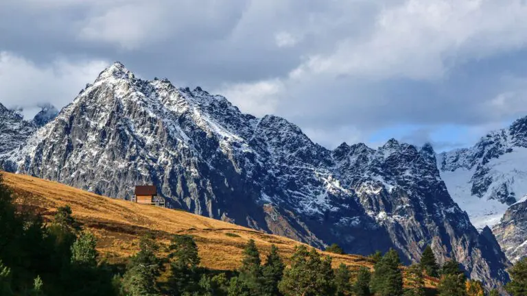 Montagne enneigées avec une maison