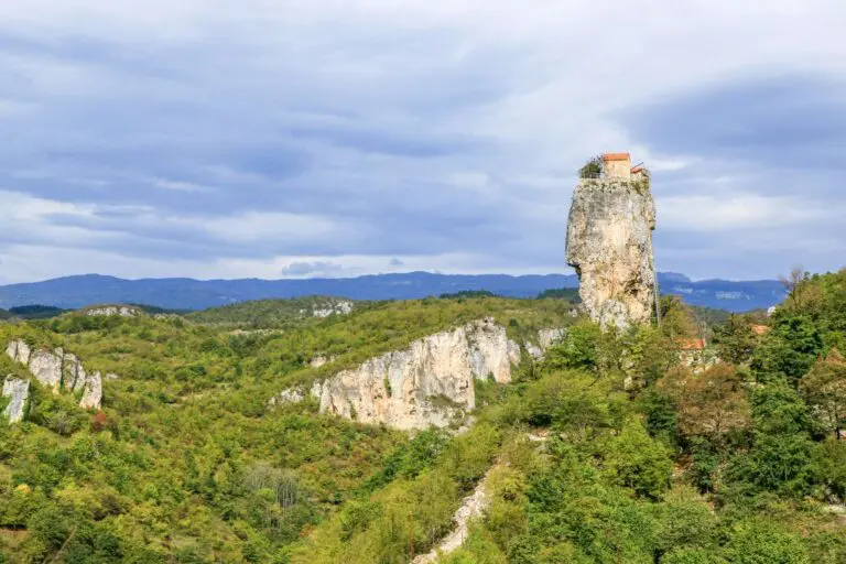 pic montagneux avec une église au sommet