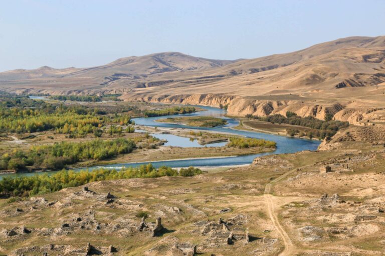 rivière qui passe entre les montagnes