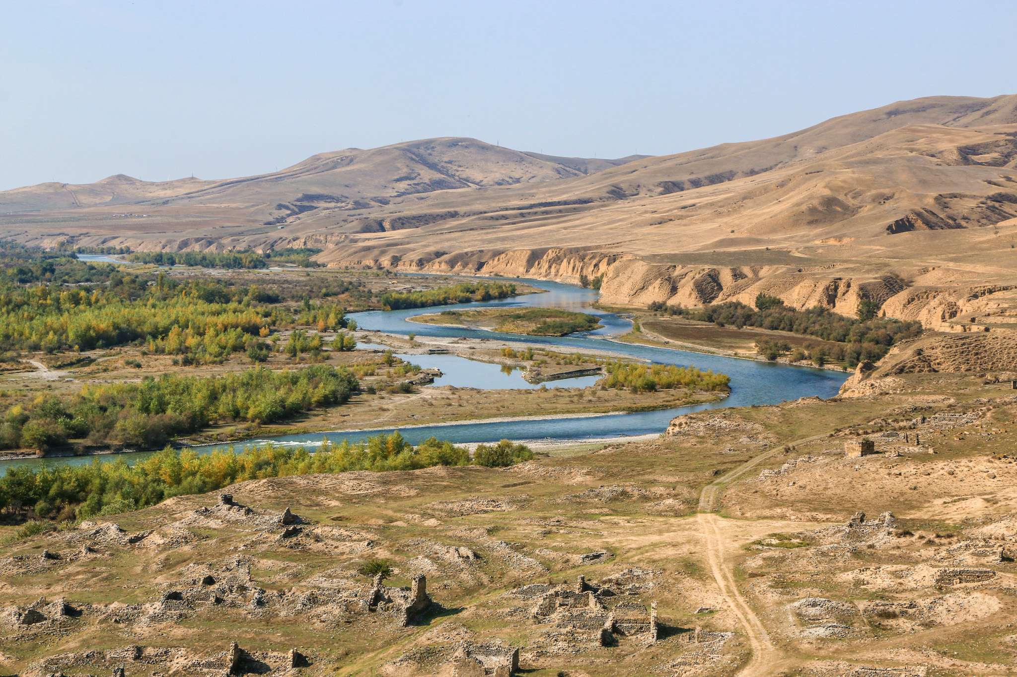 rivière qui passe entre les montagnes