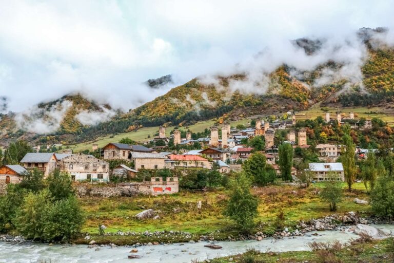 Village in de bergen met wolken in Georgië