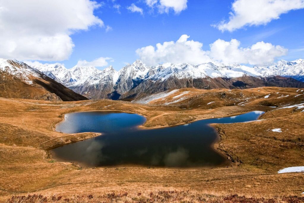 Lac au milieu des montagnes en Géorgie