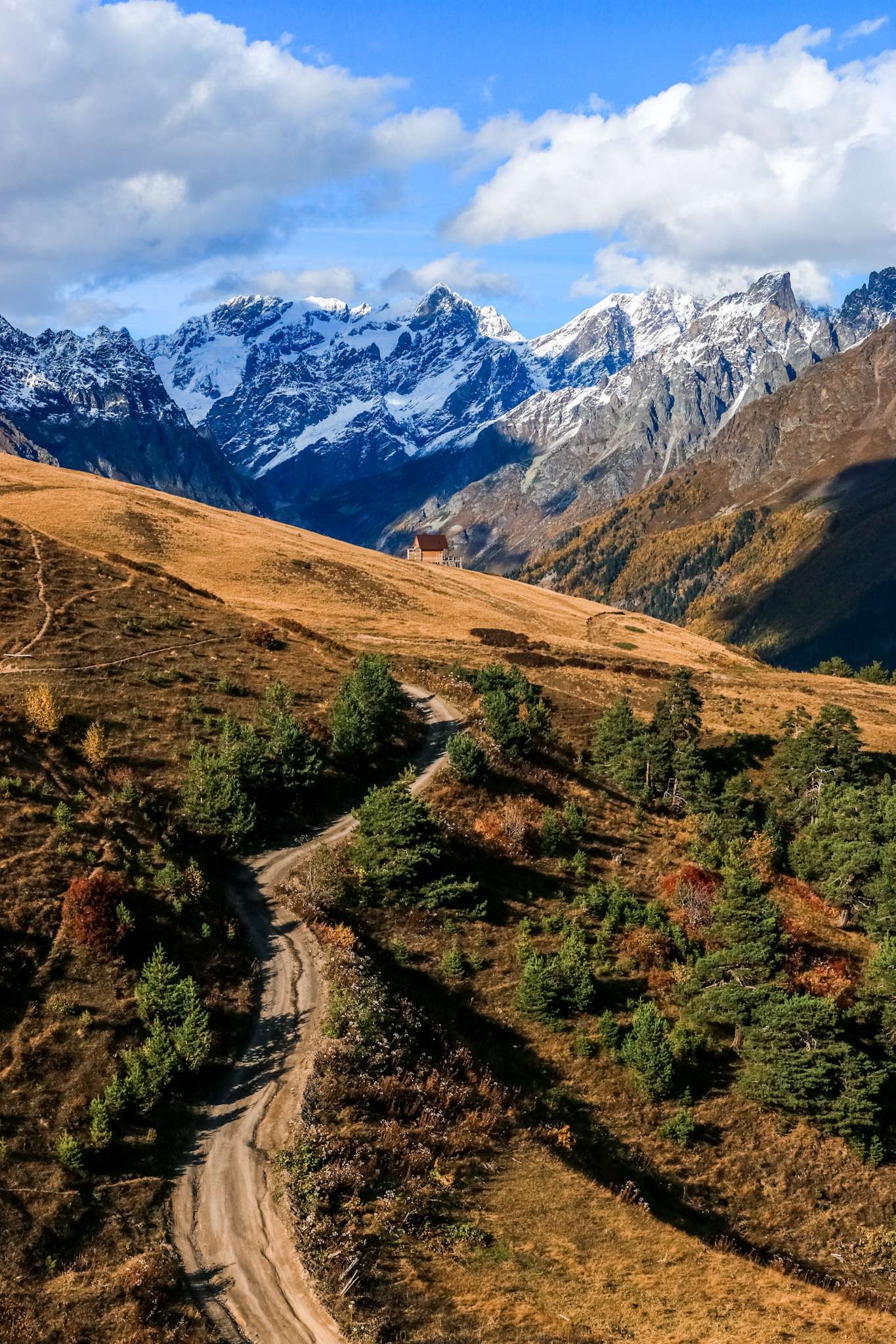 Chemin de terre dans les montagnes en Géorgie
