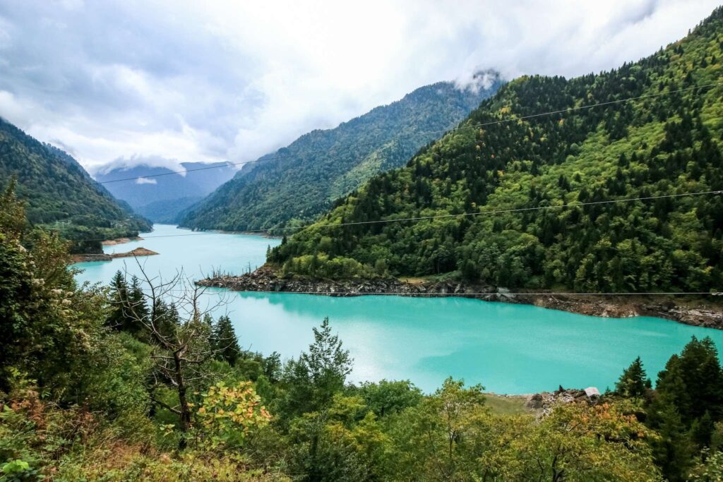 Lac bleu turquoise tussen bergen in Georgië