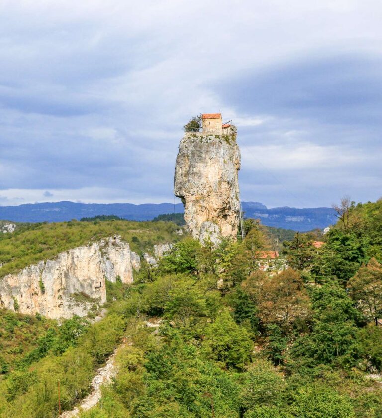 pic montagneux avec une église au sommet