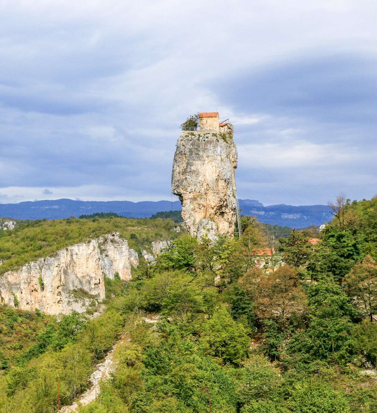 pic montagneux avec une église au sommet