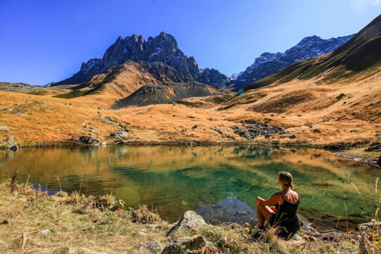 Lac au milieu des montagnes en Géorgie