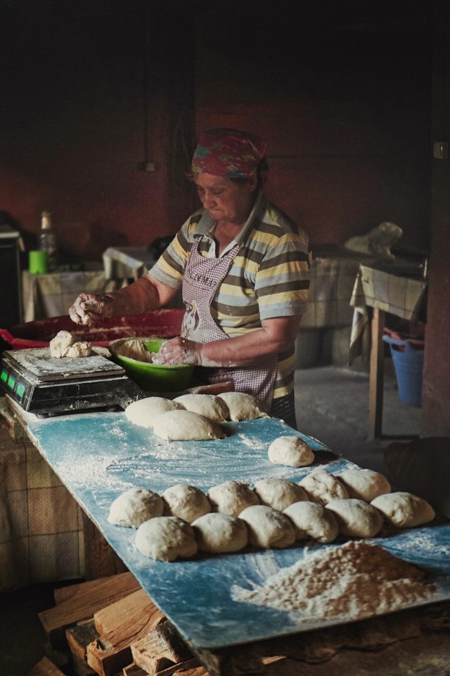 Femme géorgienne en train de cuisiner
