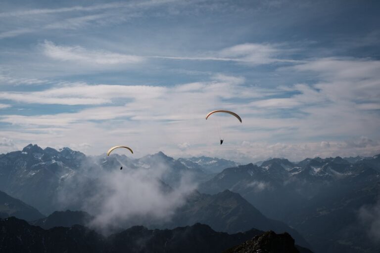 parapente dans les montagnes