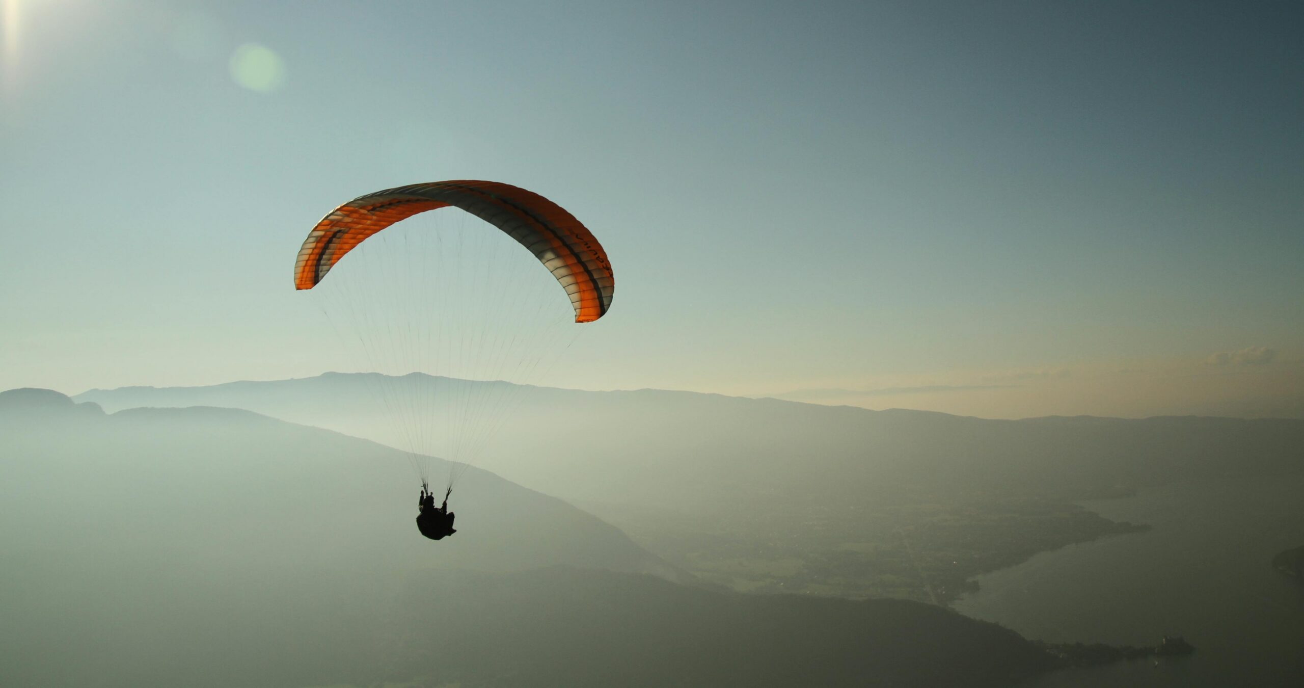 parapente dans les montagnes